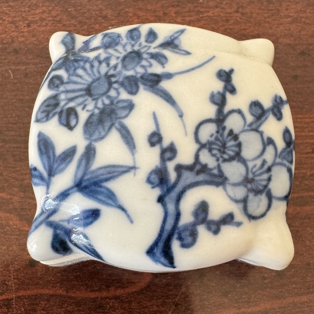Vintage Blue & White Porcelain Trinket Box – Handpainted Asian Floral Design - Picture 3 of 6